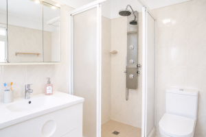 Modern bathroom in the Panorama Studio with rain shower, washbasin and toilet