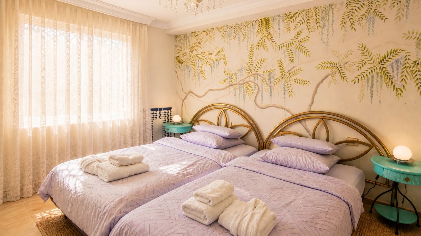 Chambre séparée dans l'appartement familial, équipée de deux lits simples et décorée d'un motif botanique peint à la main